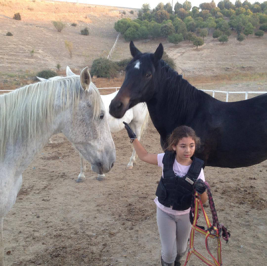 En el prado cogiendo caballos